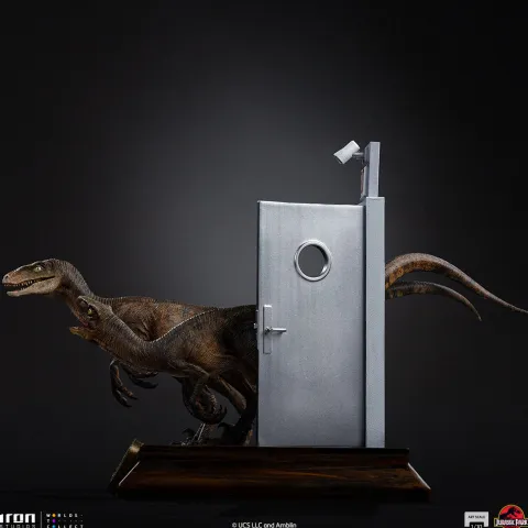 Pre-Order - Statue Raptors at the Kitchen’s Door – Jurassic Park – Art Scale 1/10 – Iron Studios