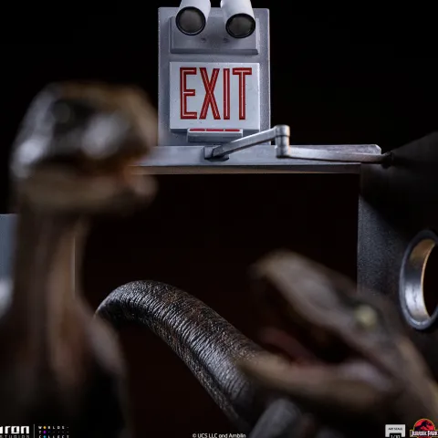 Pre-Order - Statue Raptors at the Kitchen’s Door – Jurassic Park – Art Scale 1/10 – Iron Studios