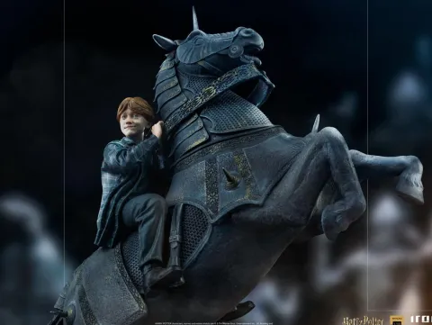 Ron Weasley at the Wizard Chess Harry Potter Art Scale 1/10 Iron Studios